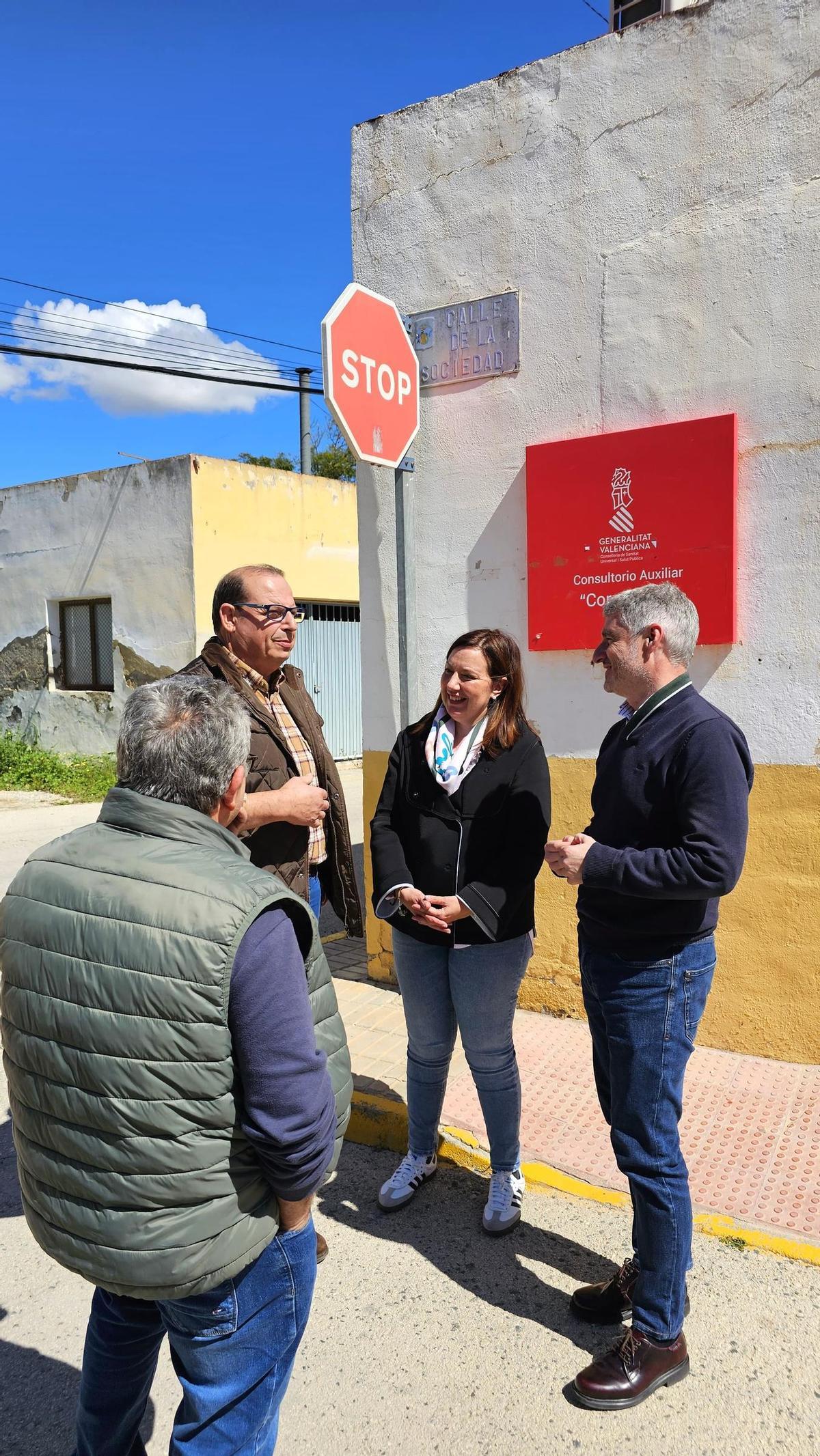 El pedáneo, la concejala y el alcalde, en la puerta del consultorio