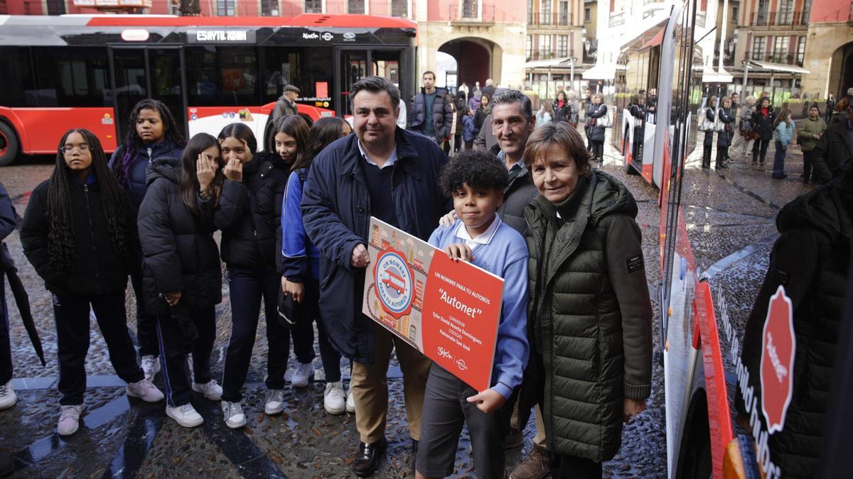 Pelayo Barcia, en el centro, en el acto de presentación de los tres últimos autobuses adquiridos por Emtusa.