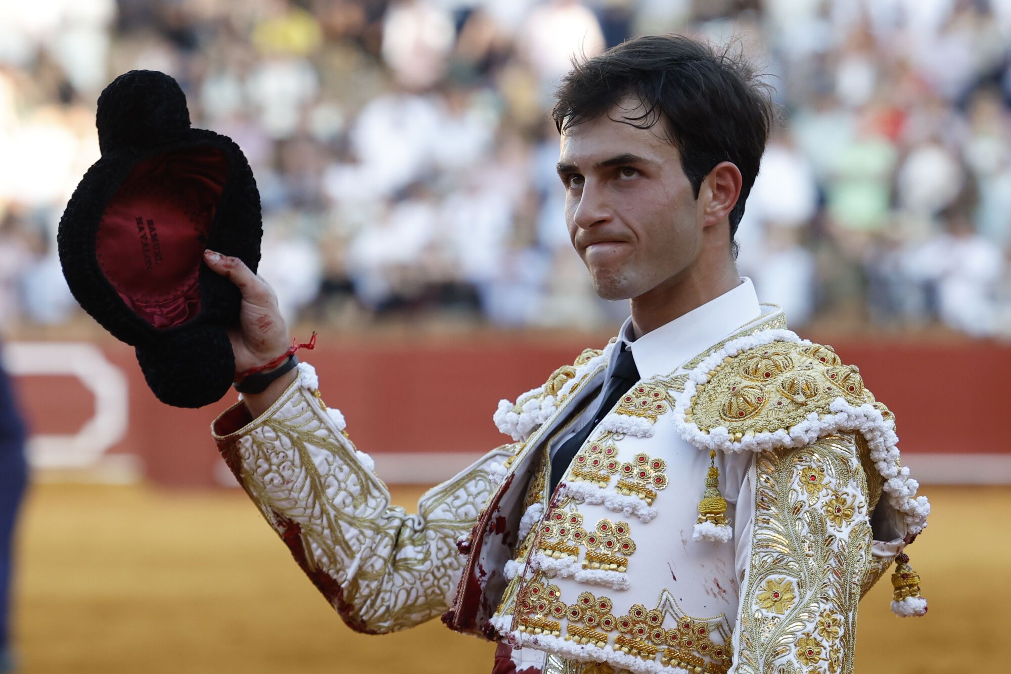 SEVILLA , 27/04/2025.- El diestro Samuel Navalón da un pase a uno de sus astados durante la corrida de la Feria de Abril celebrada este domingo en la plaza de toros de la Maestranza, en Sevilla. EFE/ Julio Muñoz
