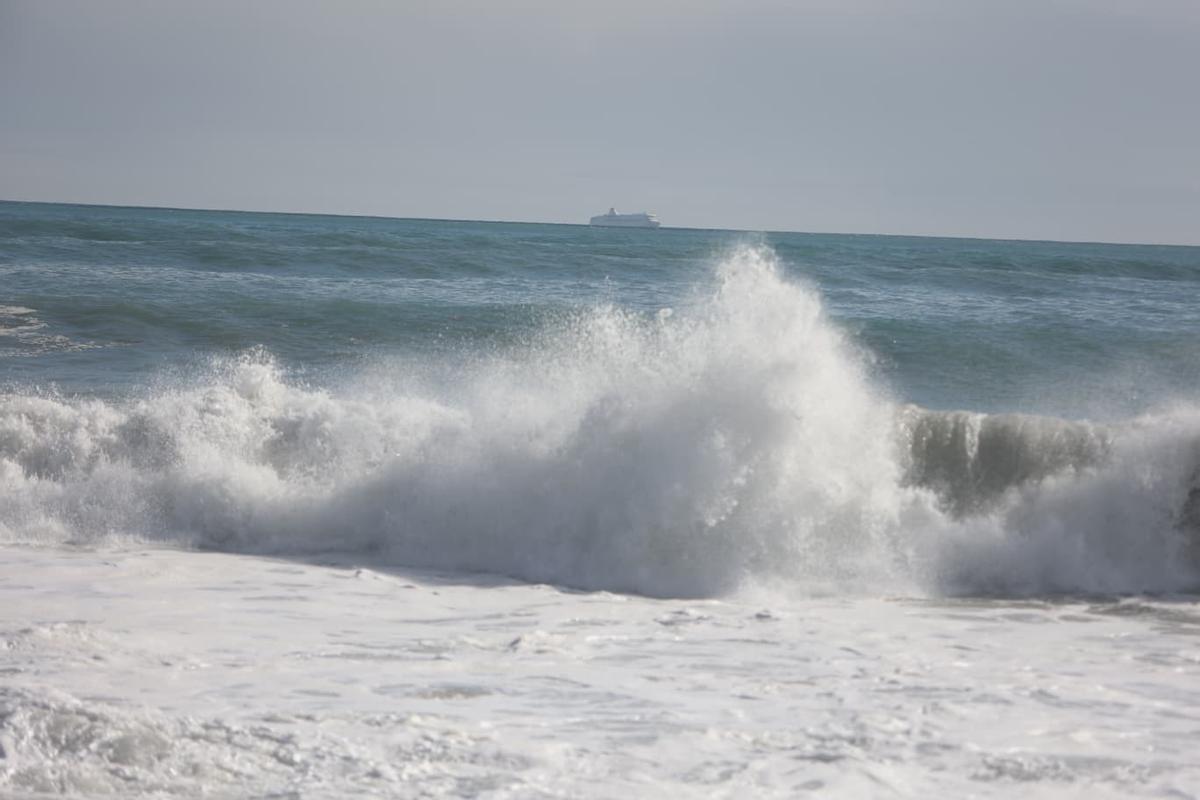 El temporal reúne a surfistas en busca de las mejores olas en la Caleta