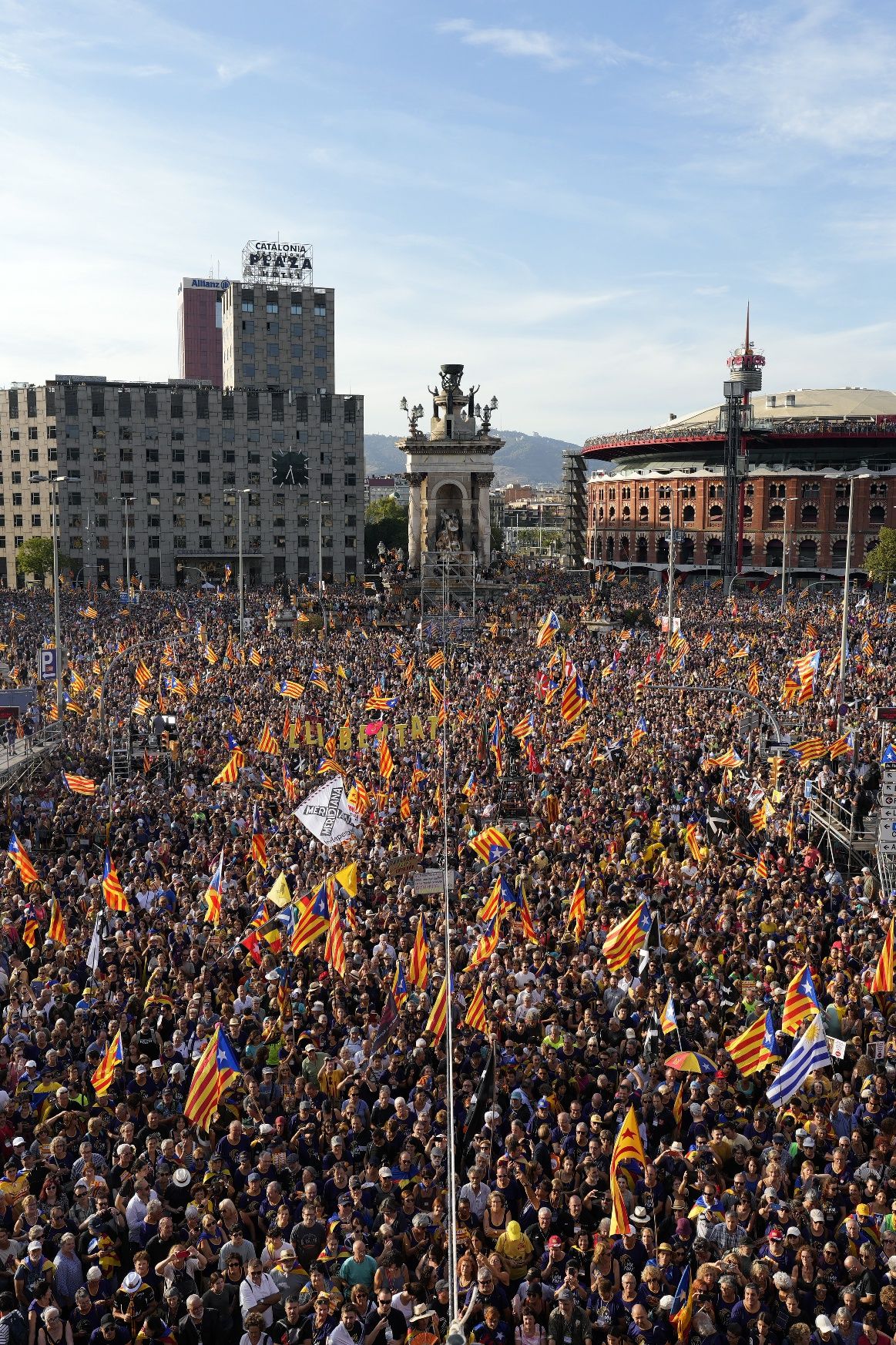 Així ha estat la manifestació convocada per l'ANC per la Diada a Barcelona amb el lema 'Via Fora'