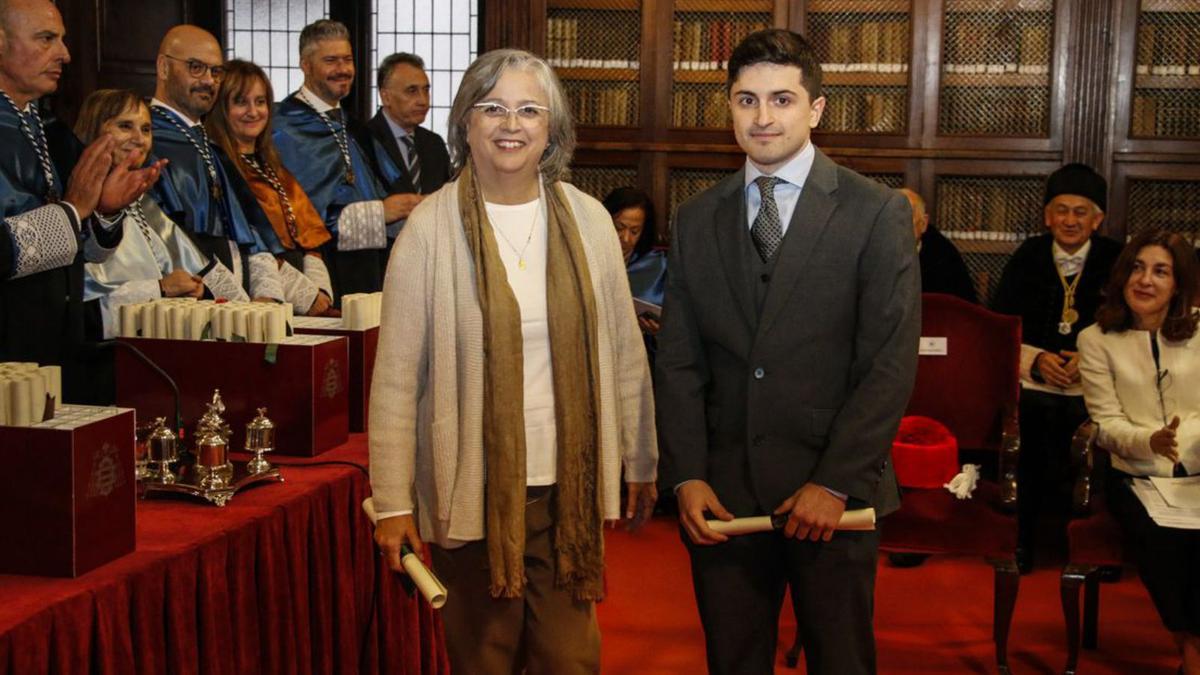 Mario Suárez recoge su premio de manos de Teresa Palomo. |  | PABLO SOLARES