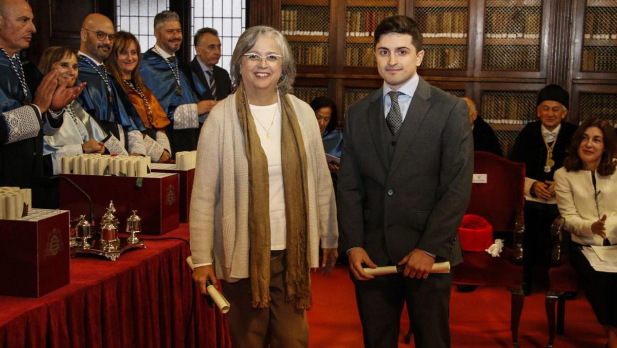 Mario Suárez recoge su premio de manos de Teresa Palomo. | | PABLO SOLARES
