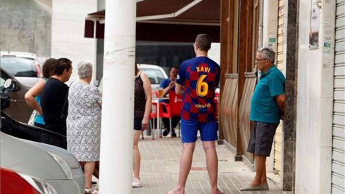 Familiares y vecinos en la entrada del domicilio de la mujer de 47 años que ha muerto esta mañana asesinada por su marido en el barrio de Altabix de Elx (Alicante).