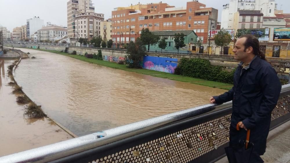 El perfil de Twitter recuperaba esta imagen de Juan Cassá en unas inundaciones anteriores en Málaga capital junto al texto 'Remember'.