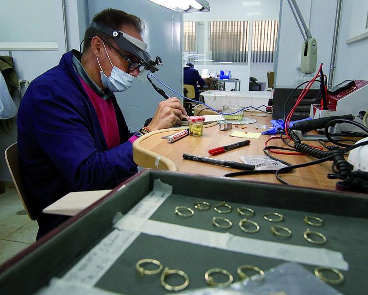 EL TRABAJO DE PLATERÍA REQUIERE PERFECCIÓN.