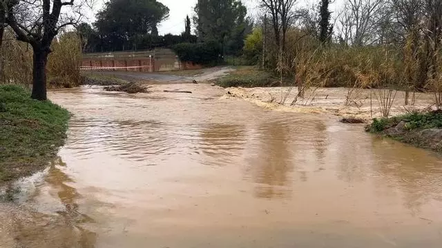 VÍDEO | El riu Manol creuant la carretera a l'altura del Pont del Príncep de Figueres el dilluns 19 de gener de 2026