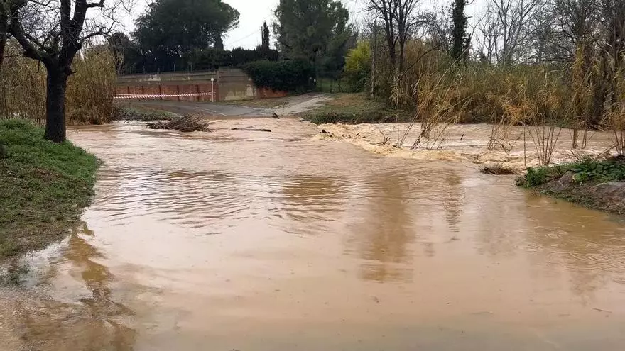 VÍDEO | El riu Manol creuant la carretera a l'altura del Pont del Príncep de Figueres el dilluns 19 de gener de 2026