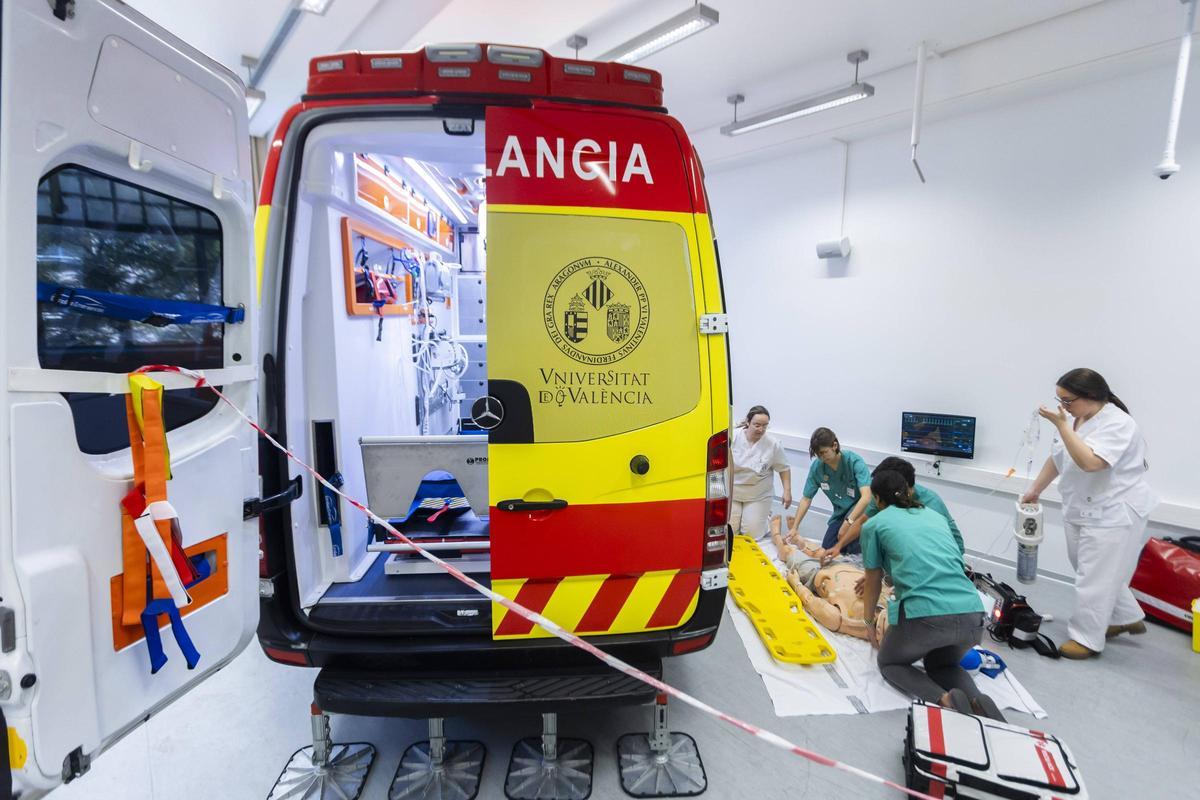 Alumnado de Medicina y Enfermería en la simulación del CESIS, atendiendo a una víctima de un accidente junto a la ambulancia.