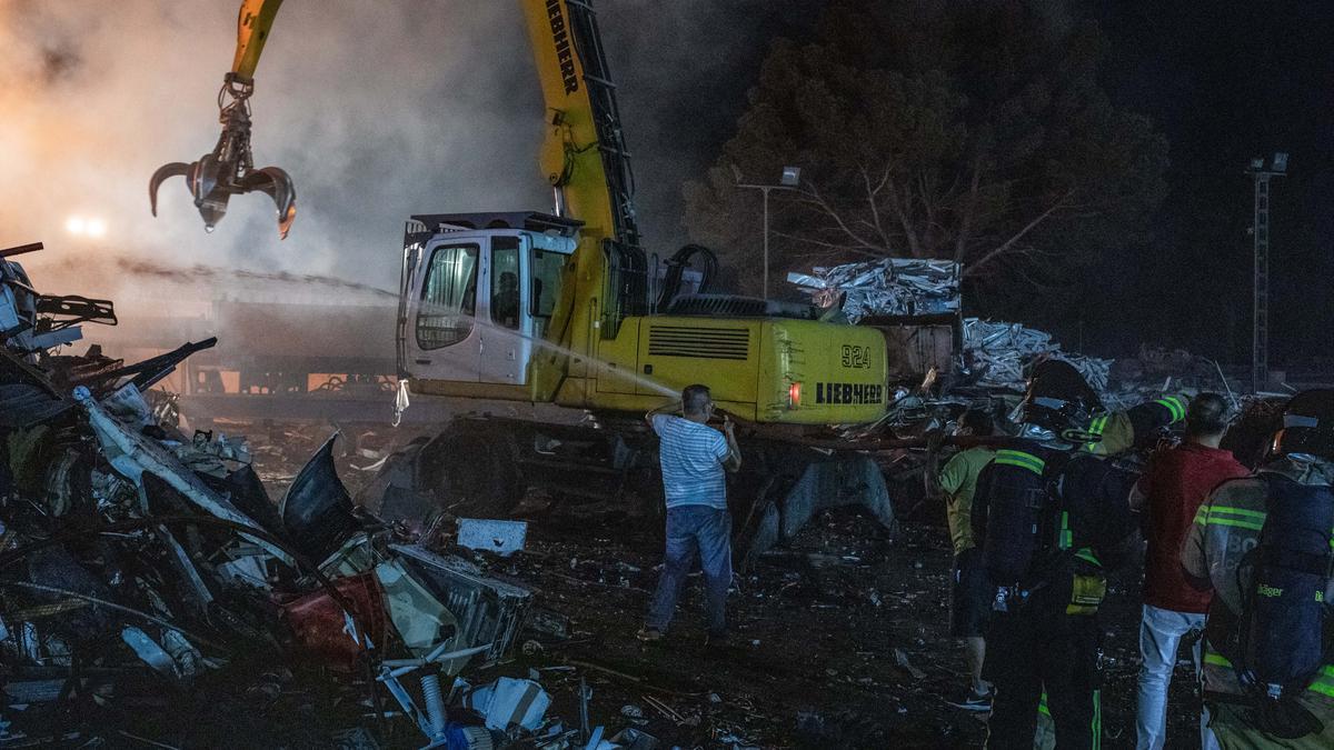 Declarado un fuego en el desguace de Ca Na Negreta