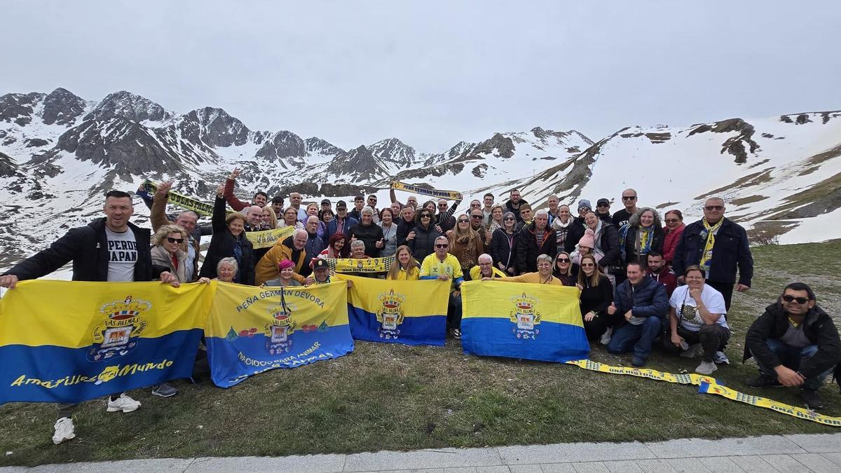 Un grupo de seguidores de la UD se retratan en Andorra, en la previa al pulso contra la formación tricolor.