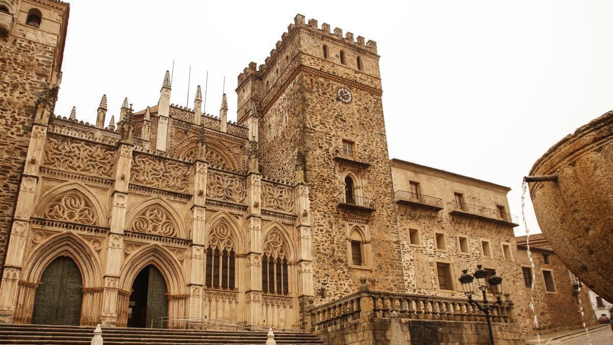 Monasterio de Guadalupe con la pila bautismal a la derecha, que ahora forma parte de la fuente.