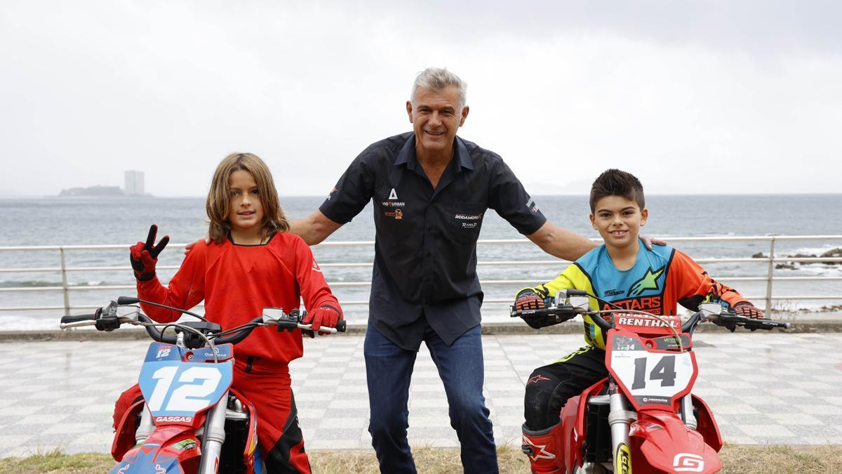 Daniel y Leo, con Ricardo Ramilo, de Rodamoto, en Samil.