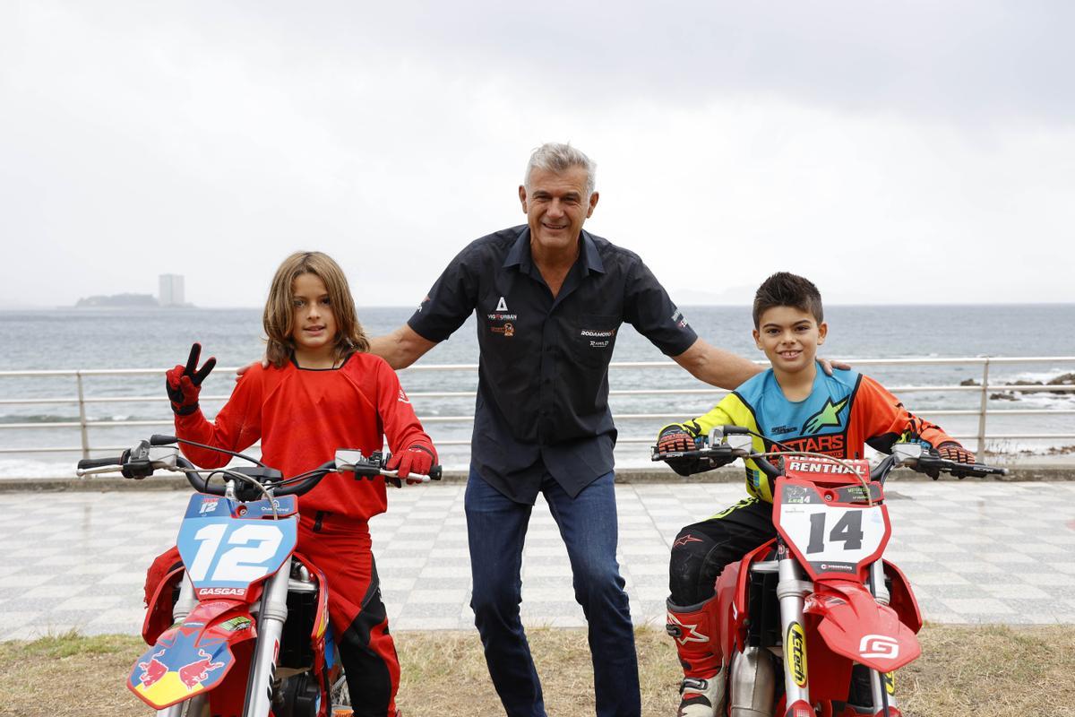 Daniel y Leo, con Ricardo Ramilo, de Rodamoto, en Samil.