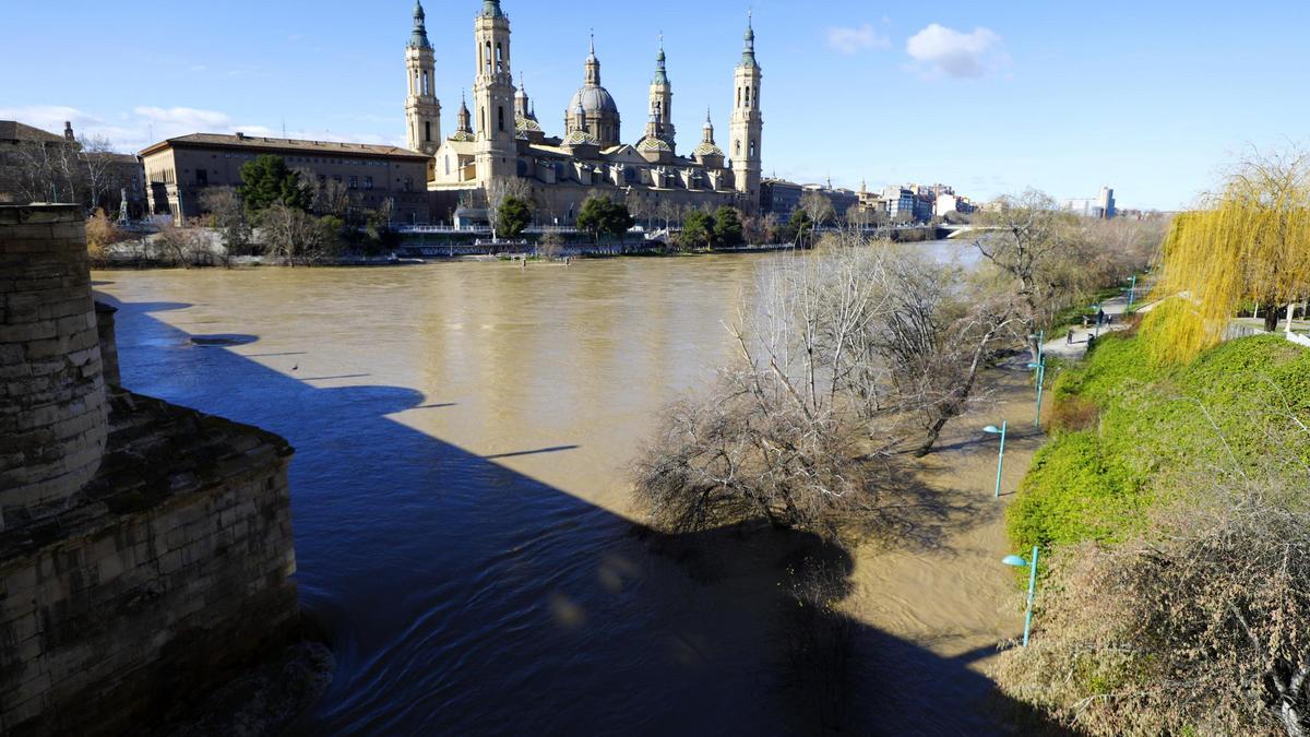 El Ebro, a su paso por Zaragoza, el pasado mes de febrero.
