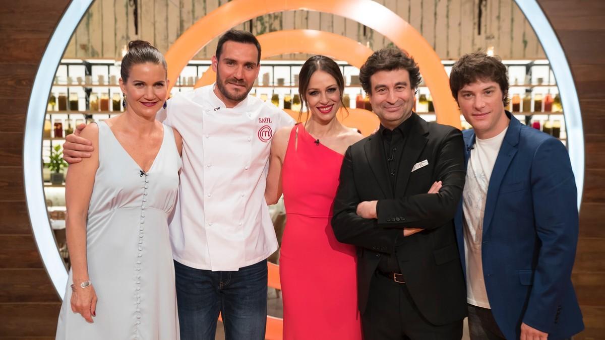 Saúl Cravioto junto a Eva González y el jurado de 'Masterchef Celebrity 3'