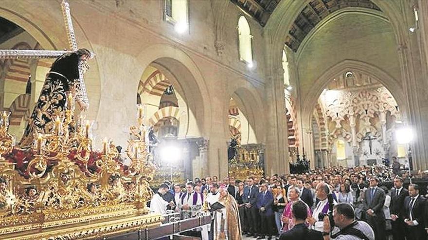 Más de 2.000 lucentinos acompañan a Jesús Nazareno en la Mezquita-Catedral