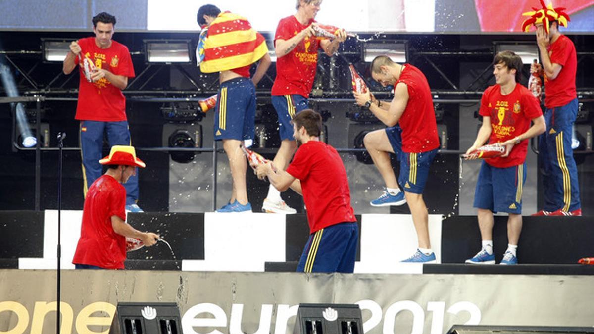 Algunos de los jugadores de la selección celebran el triunfo en el escenario de Cibeles. JUAN MANUEL PRATS