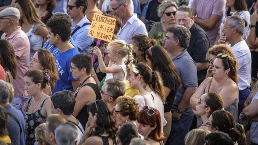 Viele Menschen kamen zur Gedenkfeier für die Unfallopfer.