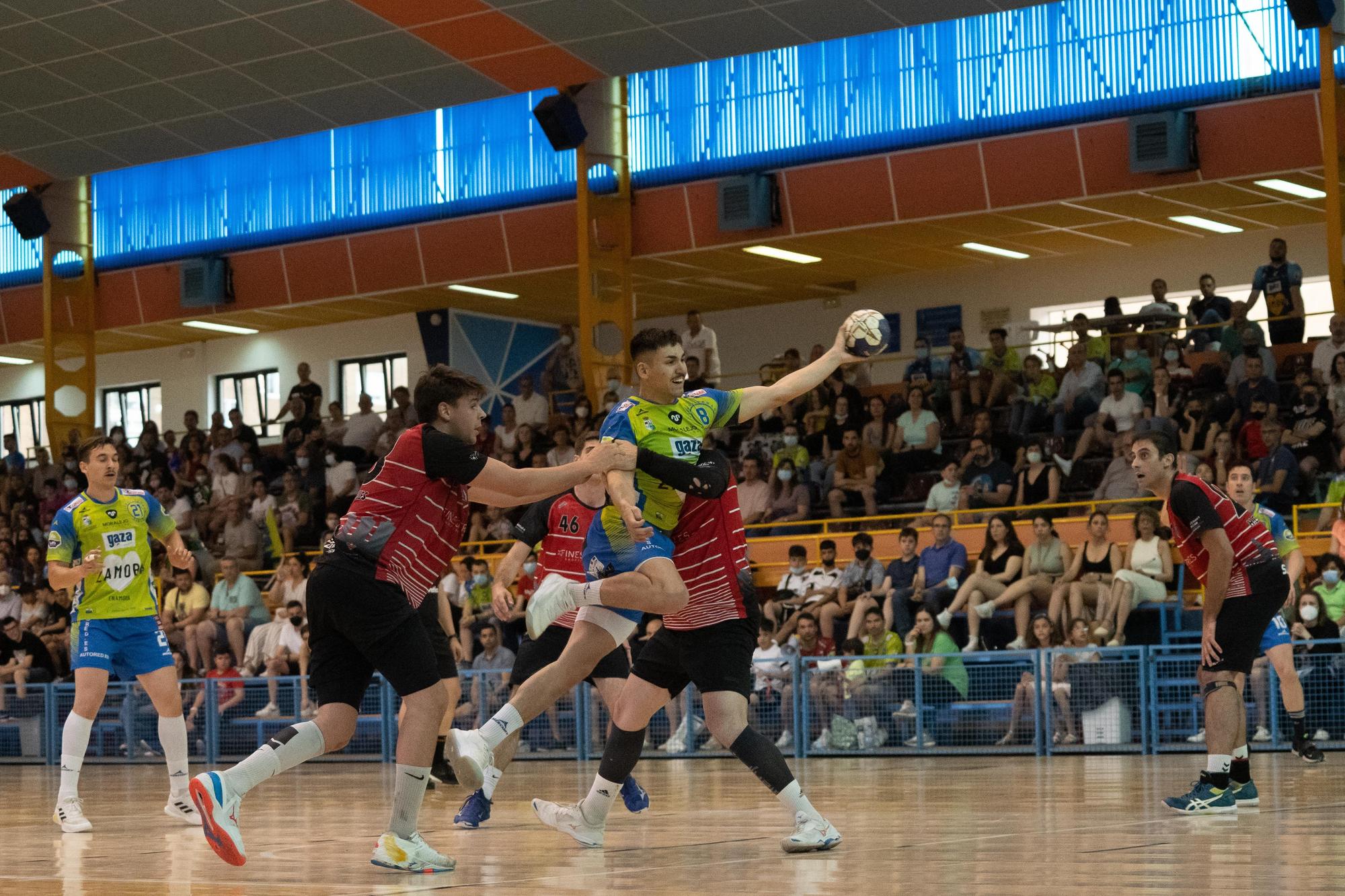 GALERÍA | El Balonmano Zamora Enamora logra la permanencia en el Ángel Nieto