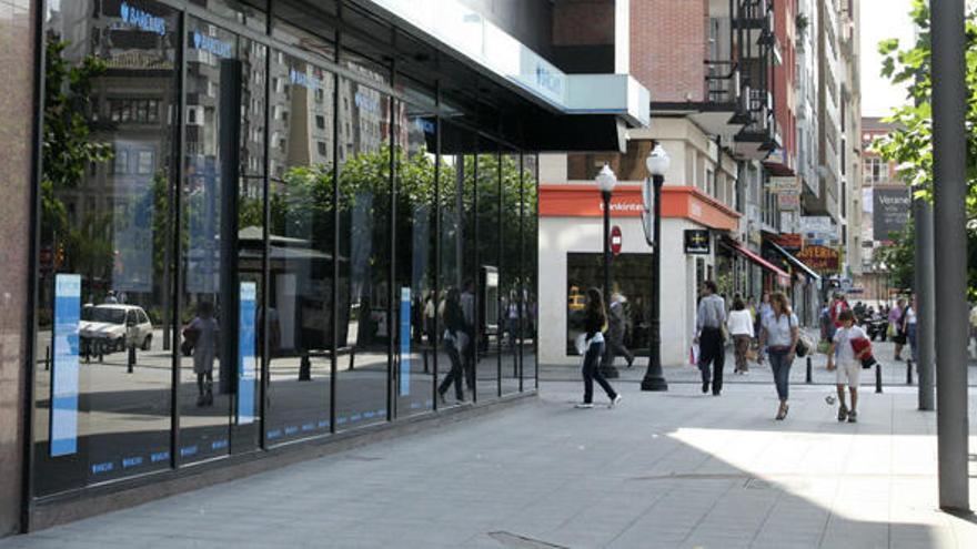 Arrestan a un hombre que trató de robar una joyería de Gijón