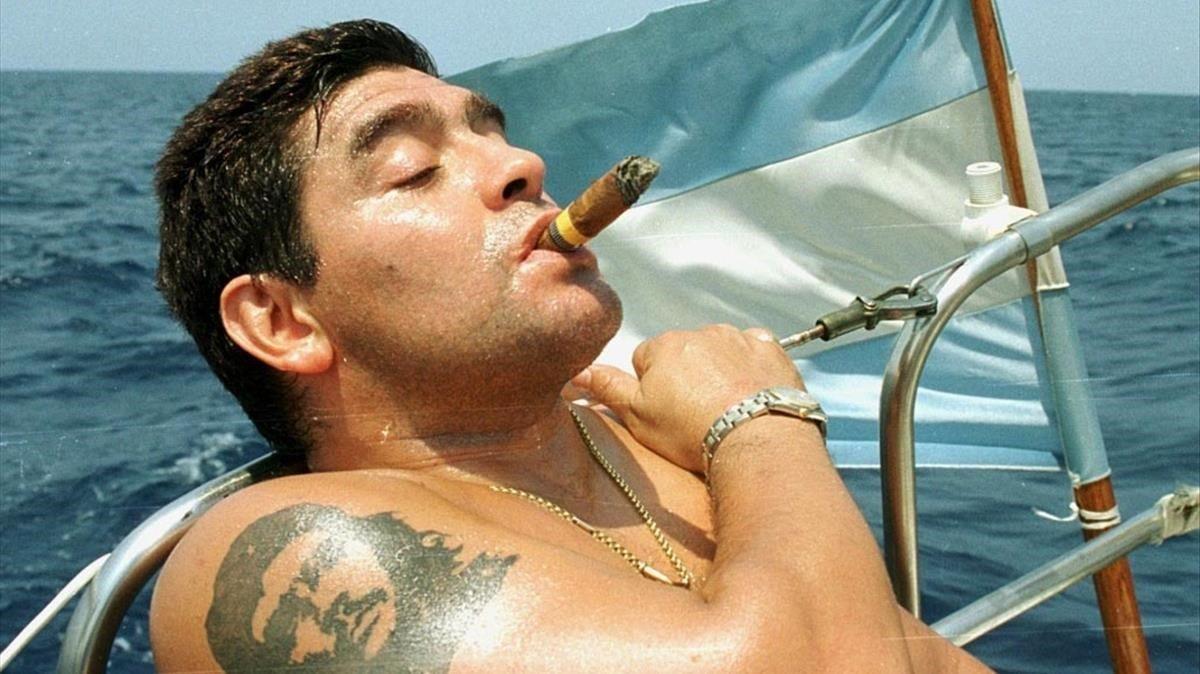 Maradona, con la imagen de El Che tatuada en el brazo.
