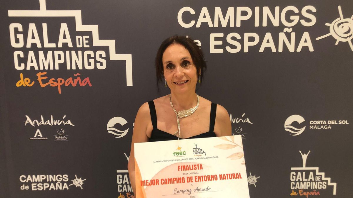 Yolando Alzu recogiendo una distinción del sector del camping.