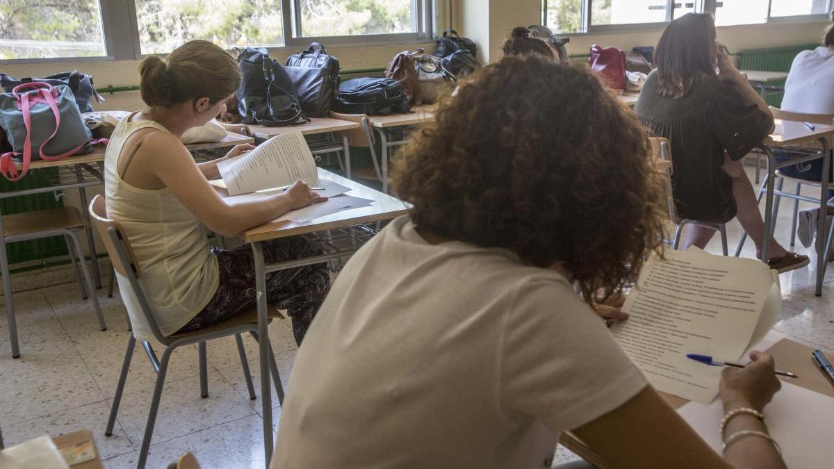 Docentes interinos en una de las últimas oposiciones