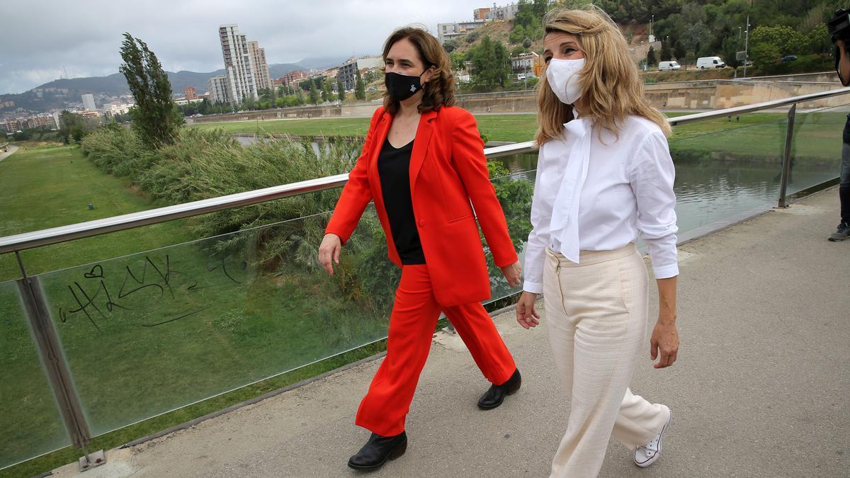 La alcaldesa de Barcelona Ada Colau y la vicepresidenta Yolanda Díaz visitan el barrio del Besòs