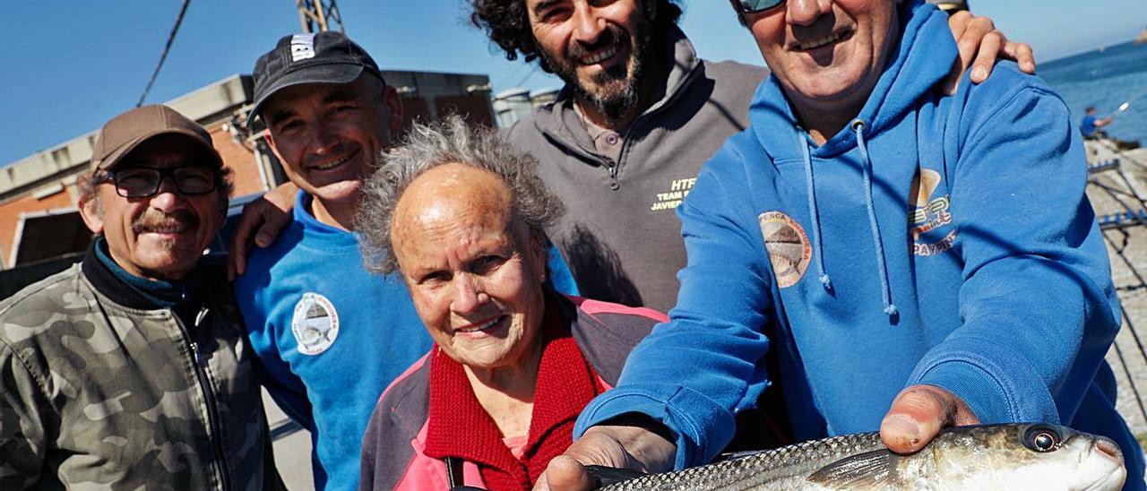 Los hermanos García Granda –Kiko, Víctor, Javi y Julio– con su madre, Maximina Granda Álvarez, en la bocana de la ría de Avilés. | Mara Villamuza