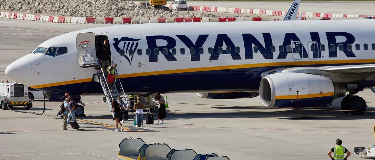 La jueza cuestiona la política de equipaje de Ryanair.