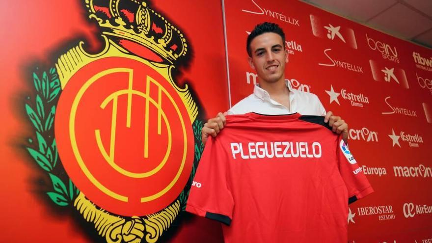 Julio Pleguezuelo posa con la camiseta del Mallorca en su presentación.