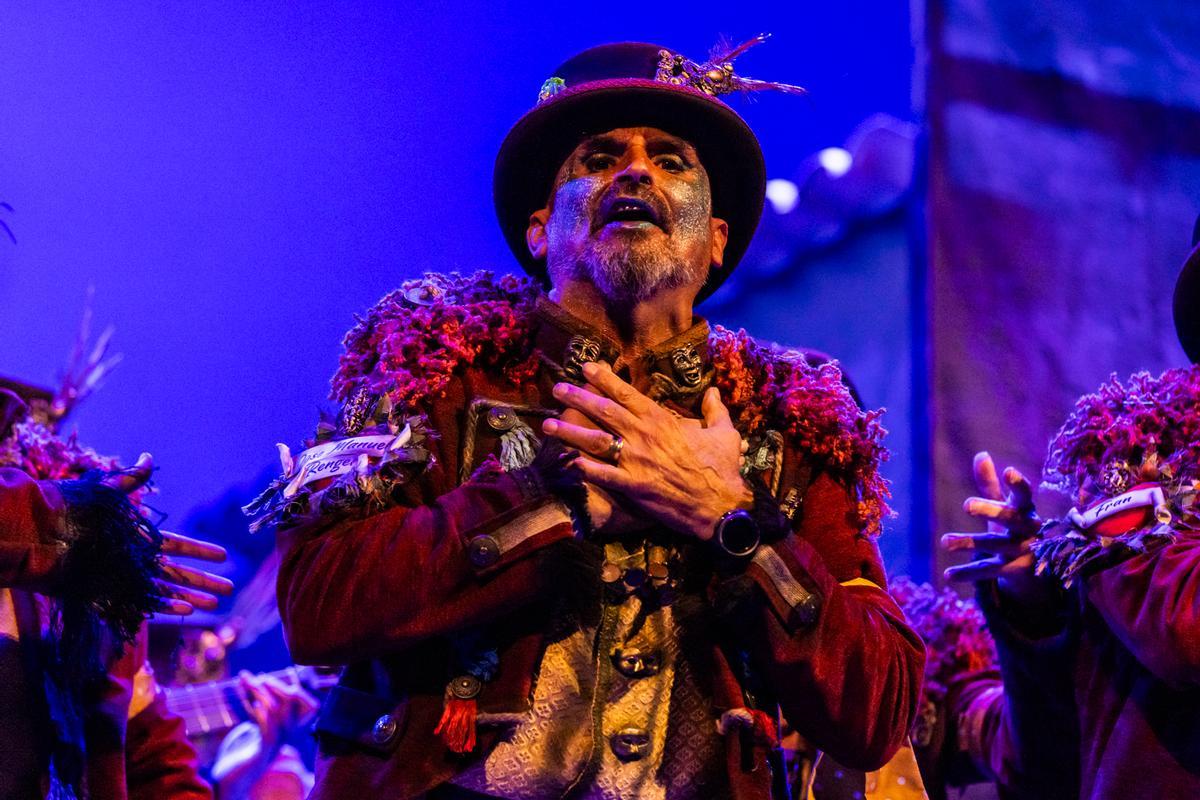 La comparsa del Arroyo canta con 'Los estraperlistas'.