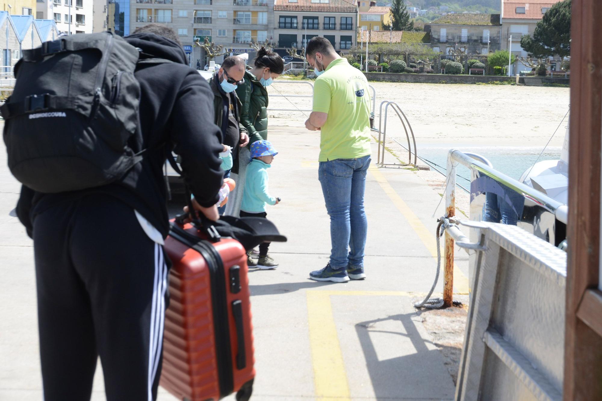 Pasajeros esperando para embarcar hacia Ons en Semana Santa.