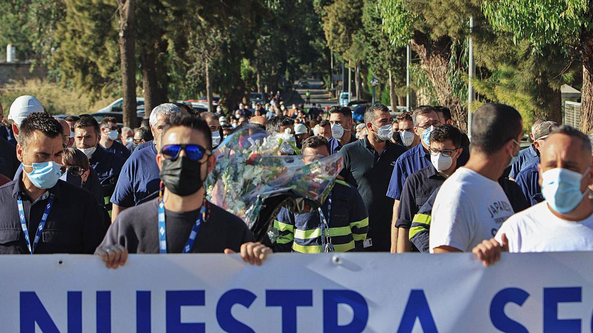 Los trabajadores de Navantia recorrieron el camino desde el astillero hasta el lugar del accidente de Óscar durante la marcha. | LOYOLA PÉREZ DE VILLEGAS