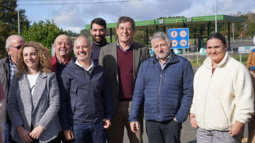 José Ramón Gómez Besteiro y David Regades, acompañados por cargos políticos del PSOE en los concellos de Deza y A Estrada.