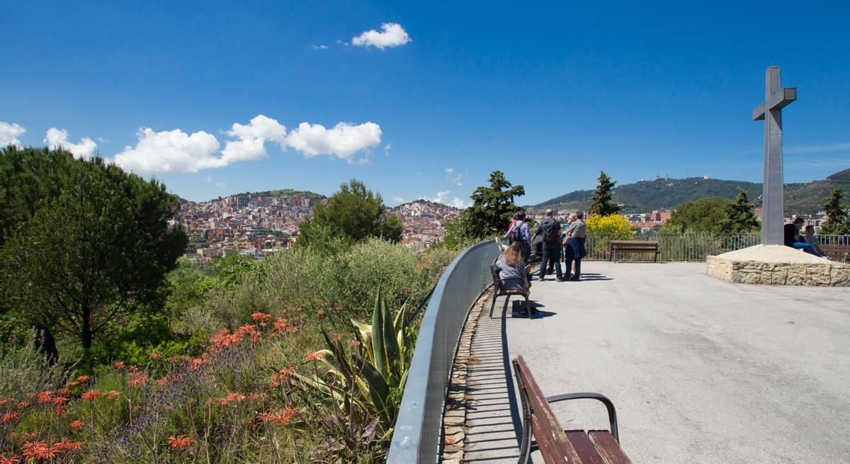 Mirador del parque del Turó de la Peira con la cruz metálica. Mirador del parque del Turó de la Peira con la cruz metálica.