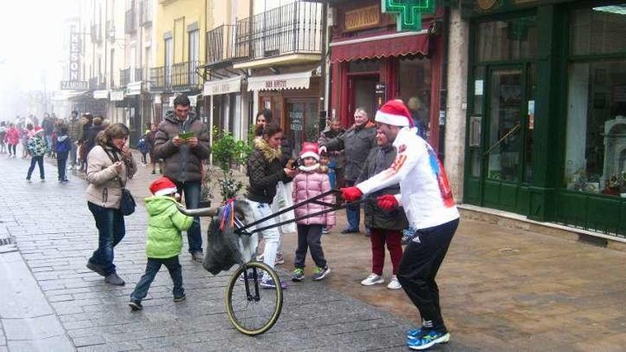 Un niño cita a un astado en el encierro celebrado el pasado año.