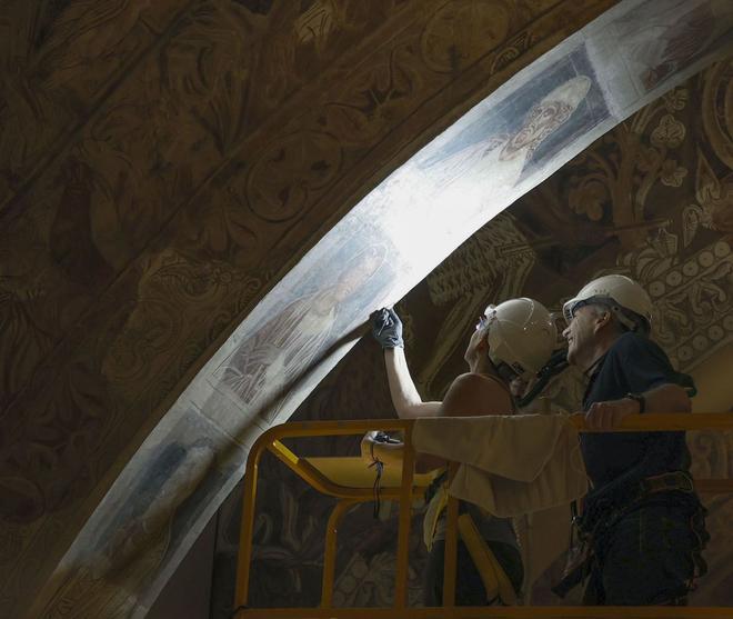 L’advocat de Sixena visita el MNAC per revisar les pintures