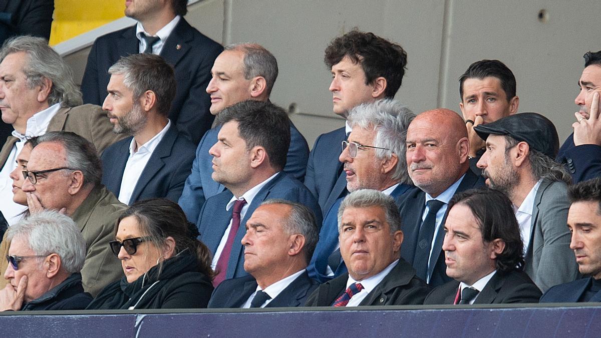 Fort, Laporta y Yuste en el palco de Montjuïc en primera fila; Soler, Puig, Macià y Camps, detrás, durante el Barça-Rayo.