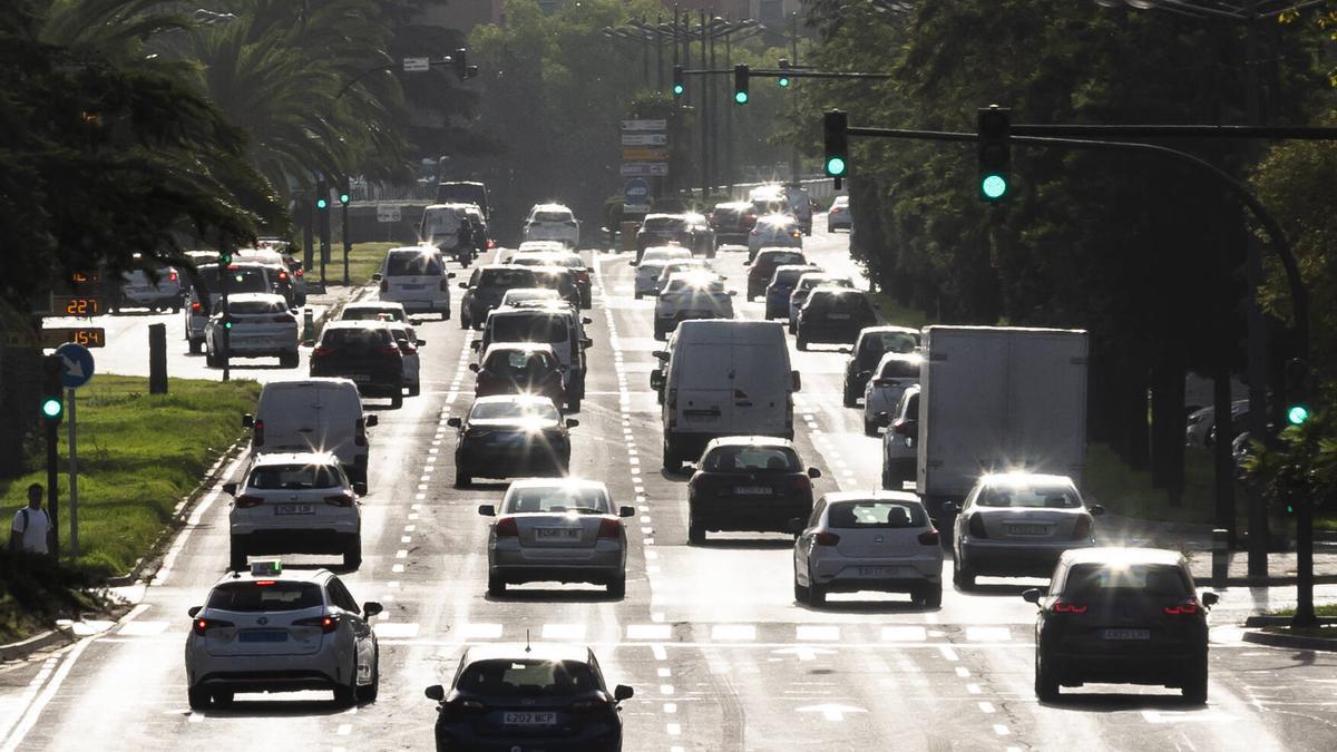 Tráfico en la avenida del Cid, uno de los principales accesos a València