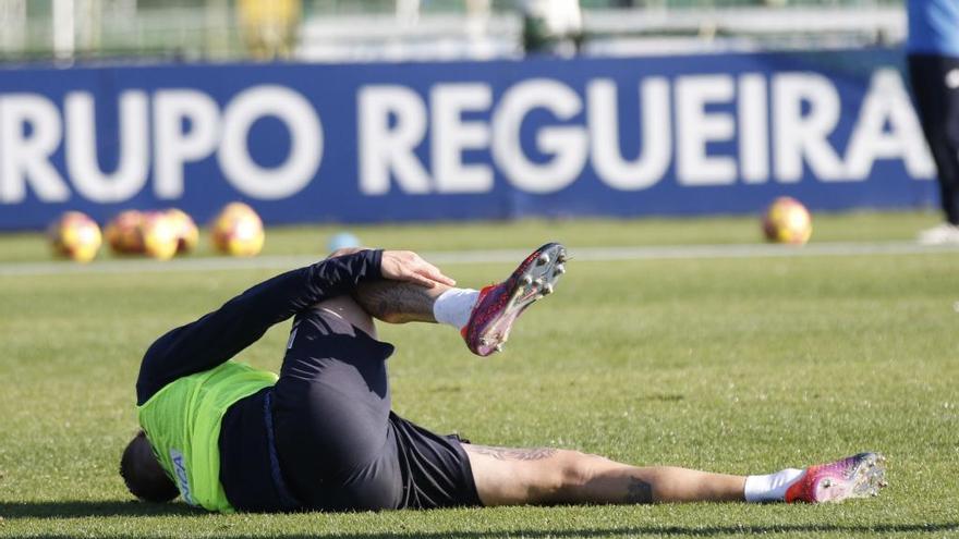 Albentosa se agarra una pierna en un entrenamiento.