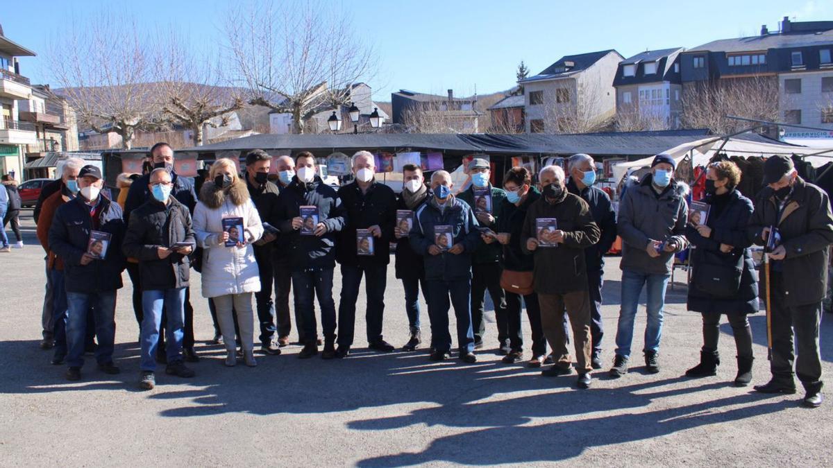 Miembros del Partido Popular haciendo campaña en El Puente. | A. S.