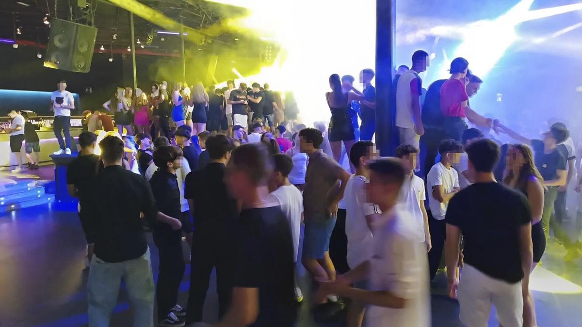 Jóvenes en la discoteca Waka Sabadell, en julio de 2023.