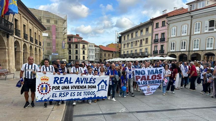 La afición del Avilés hace visible su hartazgo con el Ayuntamiento: "¡Suárez Puerta, solución!"