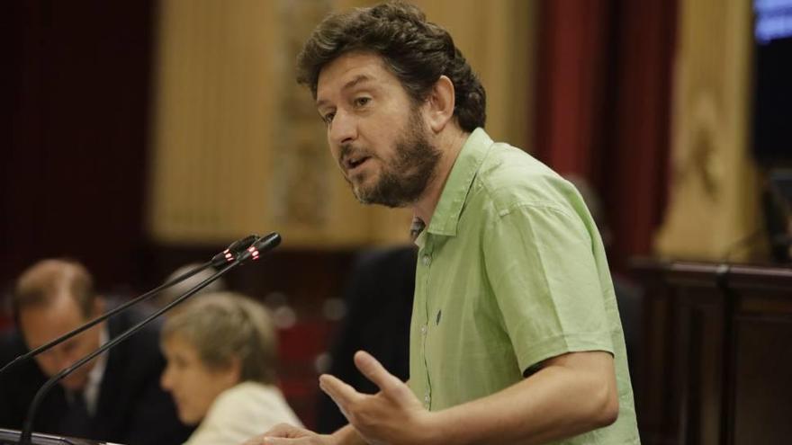 El líder de Podemos, Alberto Jarabo, ayer en el pleno del Parlament defendiendo las propuestas presentadas por su partido.