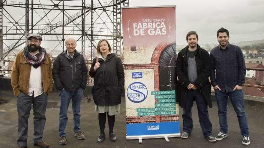 Por la izquierda, los candidatos de Somos David Acera, Alberto Polledo, Ana Taboada, Ignacio Fernández del Páramo y Rubén Rosón, en la fábrica de gas.