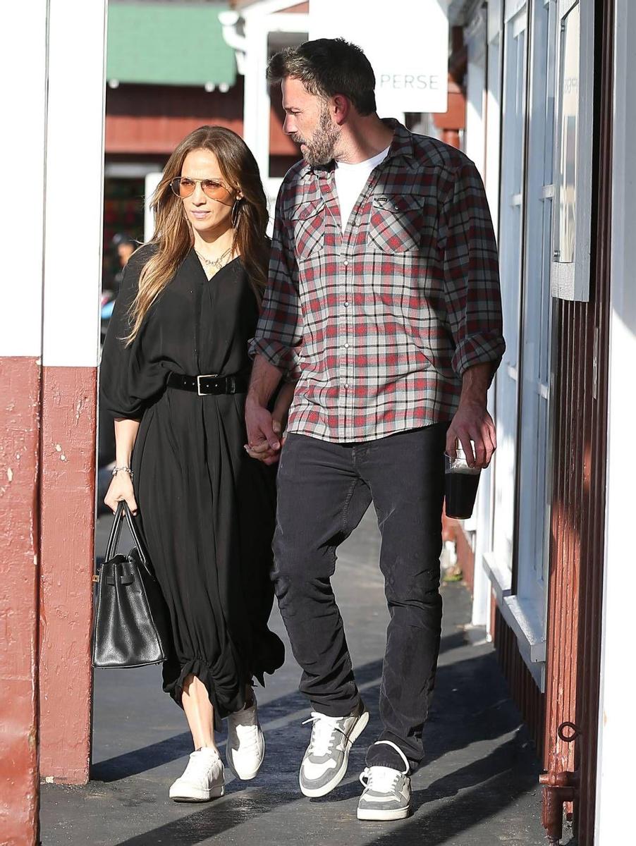 Jennifer Lopez junto a Ben Affleck de la mano