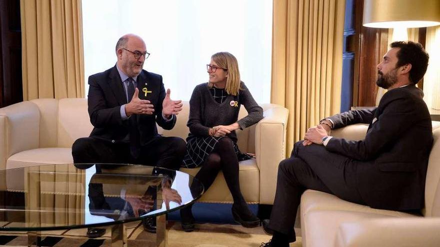 Torrent (a la derecha), con Elsa Artadi y Eduard Pujol, de Junts per Catalunya. // AFP