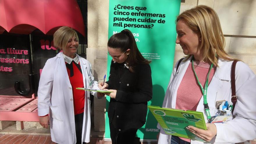 Recogen firmas en Xàtiva para aumentar la ratio de enfermería